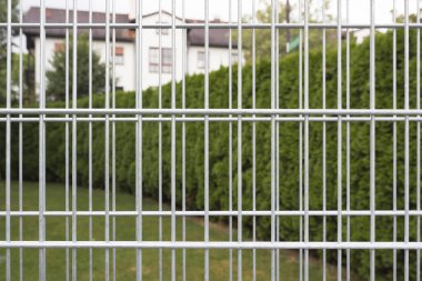 Demir çubuklar bir boş gabion duvar