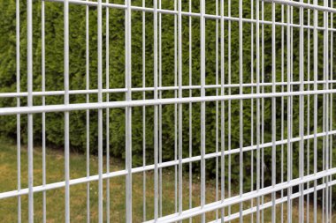 Demir çubuklar bir boş gabion duvar