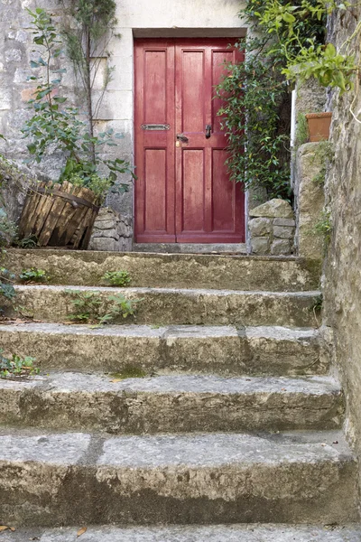 Vecchie scale in pietra con porta d'ingresso — Foto Stock