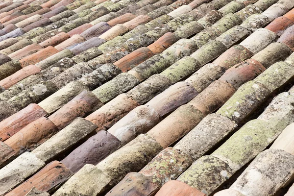 Telhado de azulejos antigo tradicional, visto na França — Fotografia de Stock