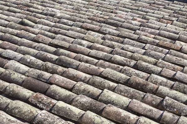 Tetto tradizionale in cotto vecchio, visto in Francia — Foto Stock