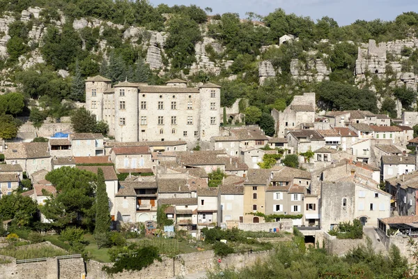 La pequeña ciudad de Vogue con castillo, Francia —  Fotos de Stock