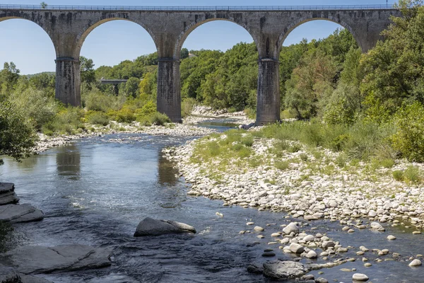 Ponte che attraversa il fiume Ardeche vicino alla città di Vogue, Francia Immagini Stock Royalty Free