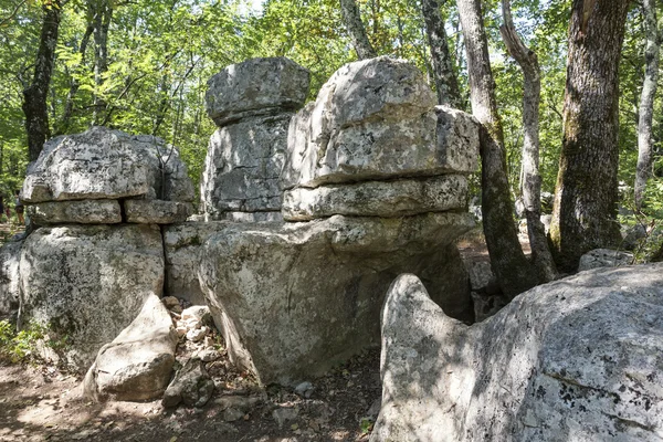 Skalní útvary uvnitř lesa Bois de Paiolive ve Francii — Stock fotografie