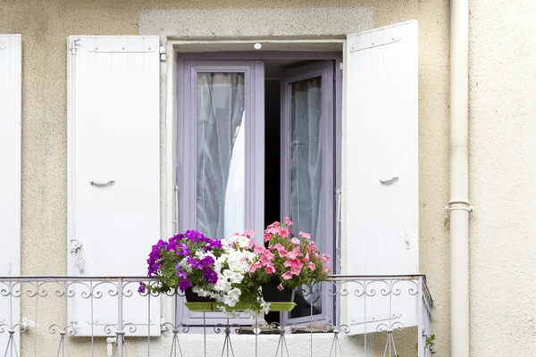 Fönster med blommor av ett bostadshus i Frankrike — Stockfoto