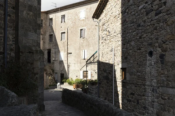 Středověká ulička ve městě Antraigues, Francie — Stock fotografie