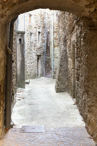 在法国南部的一个村庄的典型小巷 — 图库照片