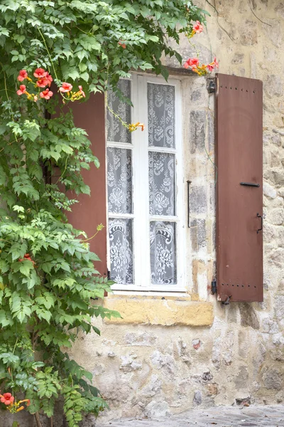 Venster op een residentiële woning in Frankrijk — Stockfoto