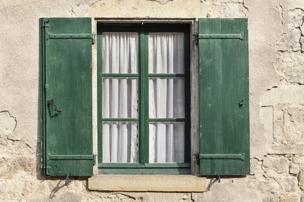 Janela em uma casa residencial na França — Fotografia de Stock