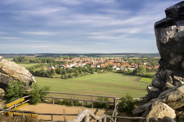 Visa att staden Weddersleben från djävulens vägg, Tyskland — Stockfoto