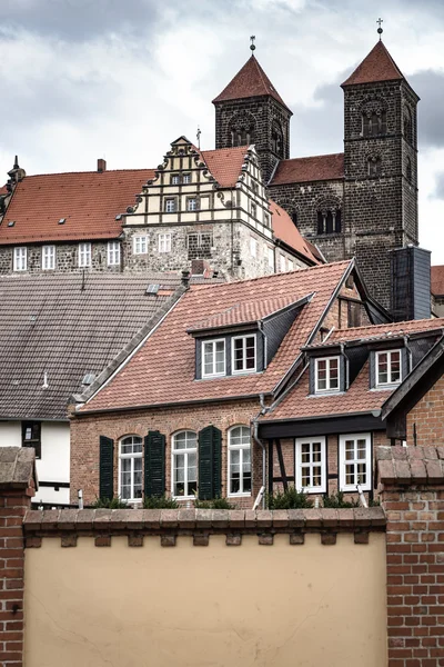 La histórica iglesia "Stiftskirche" en Quedlinburg, Alemania —  Fotos de Stock