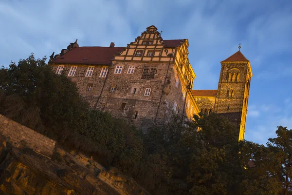 De historische "Stiftskirche" kerk in Quedlinburg, Duitsland, 's nachts — Stockfoto