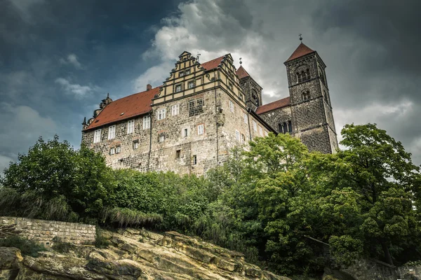 De historische "Stiftskirche" kerk in Quedlinburg, Duitsland — Stockfoto