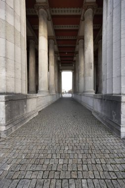 Koenigsplatz, Münih, Almanya 'daki Propylaea binasında sütunlar