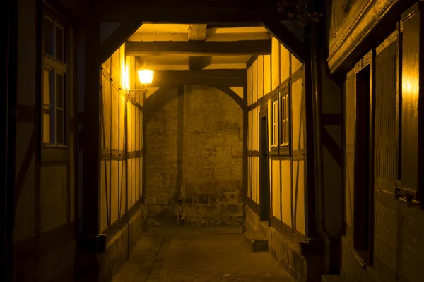 Alleyway nella città di Quedlinburg di notte, Germania — Foto Stock