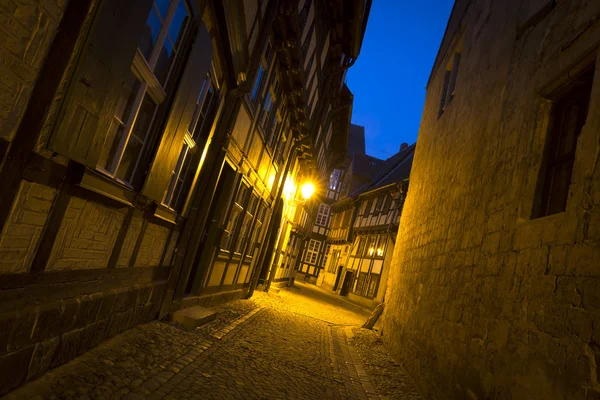 Alleyway içinde Quedlinburg şehir gece, Almanya — Stok fotoğraf