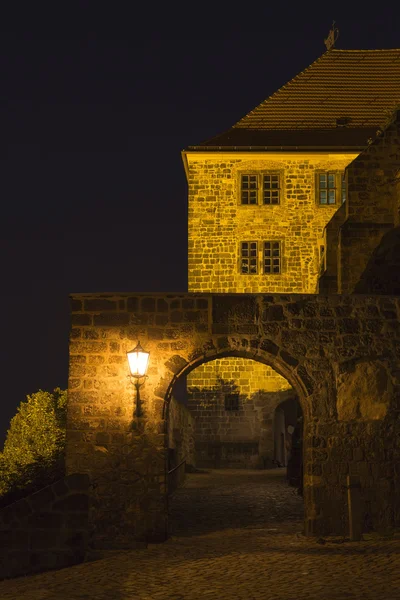 Geceleri, Almanya ışıklı Quedlinburg Kalesi geçit — Stok fotoğraf