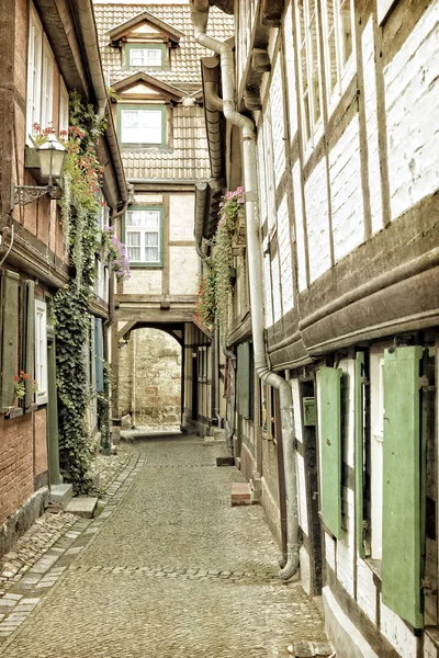 Historische steegje in de stad Quedlinburg, Duitsland — Stockfoto