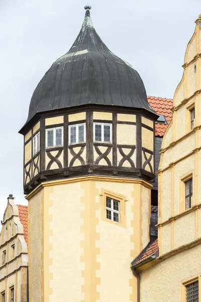 Soğan kulesi şehirde Quedlinburg, Almanya eski bir yarı ahşap ev şeklinde — Stok fotoğraf