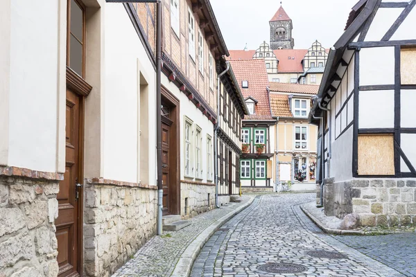 Pequeña calle típica en la ciudad de Quedlinburg, Alemania —  Fotos de Stock