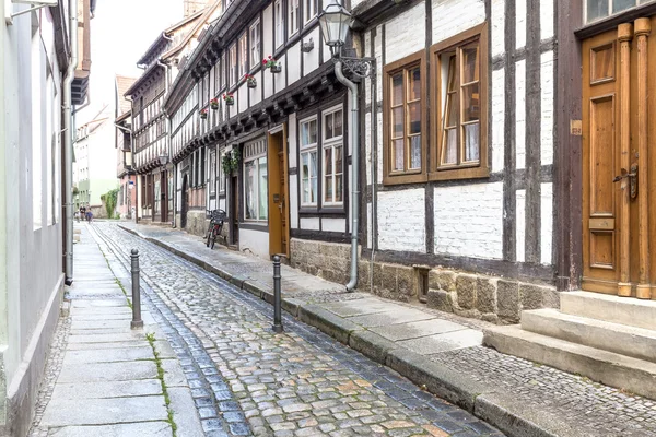 Callejero con casas residenciales en la ciudad de Quedlinburg, Alemania —  Fotos de Stock