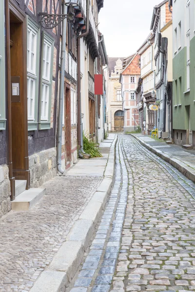 Callejero con casas residenciales en la ciudad de Quedlinburg, Alemania —  Fotos de Stock