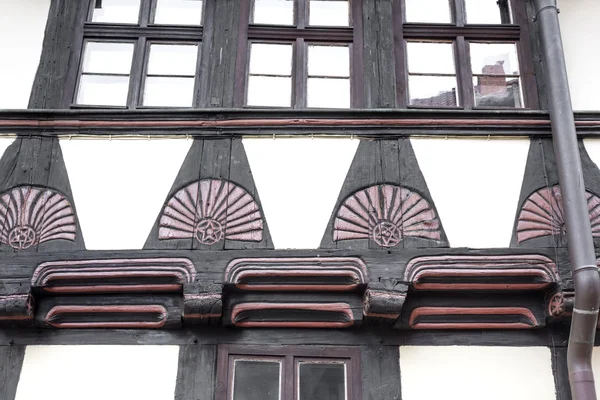 Gevel van een vakwerkhuis in de stad Quedlinburg, Duitsland — Stockfoto