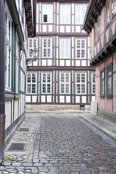Callejón con casas de entramado de madera en la ciudad de Quedlinburg, Alemania —  Fotos de Stock