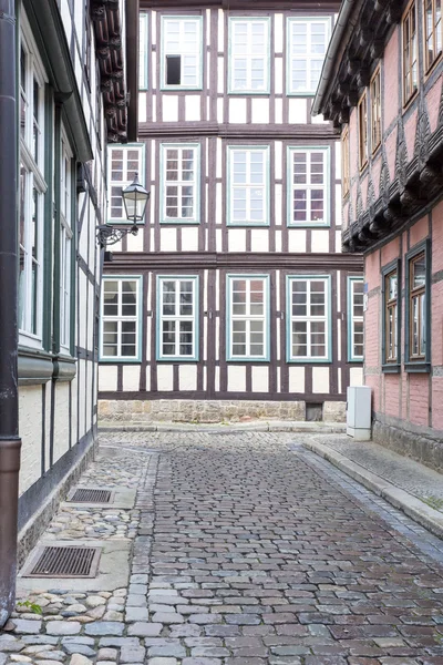 Alleyway com casas de meia-madeira na cidade de Quedlinburg, Alemanha — Fotografia de Stock