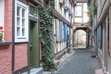 Alleyway şehirde Quedlinburg, Almanya yarı ahşap evleri ile