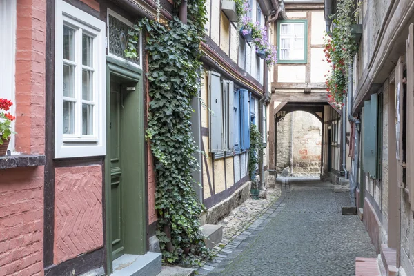 Callejón con casas de entramado de madera en la ciudad de Quedlinburg, Alemania —  Fotos de Stock
