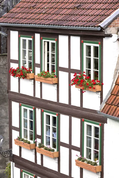 Fachada de uma casa de meia-madeira na cidade de Quedlinburg, Alemanha — Fotografia de Stock
