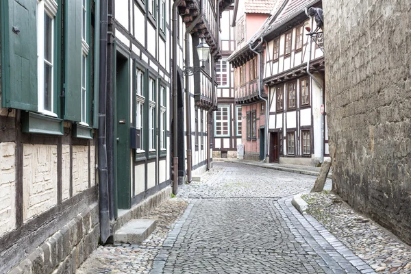 Alleyway com casas de meia-madeira na cidade de Quedlinburg, Alemanha — Fotografia de Stock