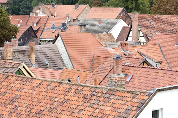 Toits de maisons à colombages dans la ville de Quedlinburg, Allemagne — Photo