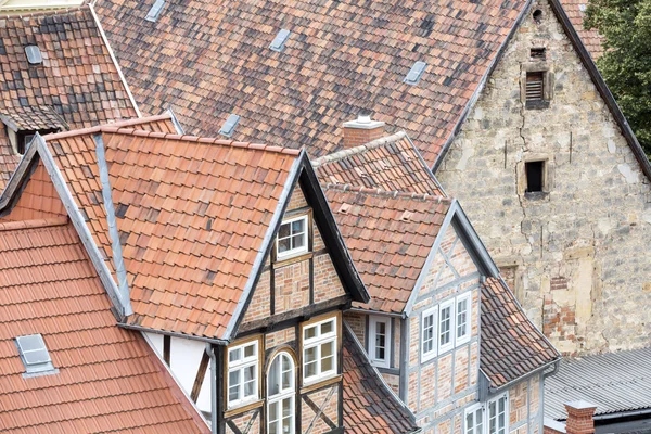 Telhados de casas de meia-madeira em Quedlinburg, Alemanha — Fotografia de Stock