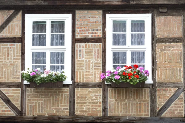 Windows yarı ahşap ev kasabada Quedlinburg, Almanya — Stok fotoğraf