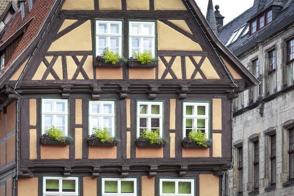 Korsvirkeshus i staden Quedlinburg, Tyskland — Stockfoto