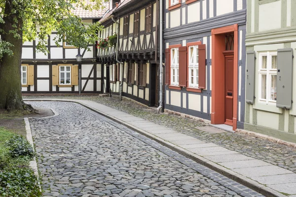 Callejón histórico con casas de entramado de madera en la ciudad de Wernigerode, Alemania —  Fotos de Stock