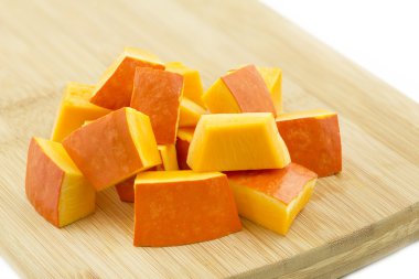 Ahşap bir tahtada kabak parçaları