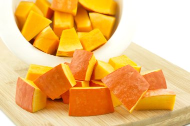 Ahşap bir tahtada kabak parçaları