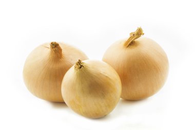 Beyaz arka plan üzerinde izole üç çiğ soğan