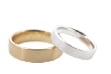 İki alyans beyaz izole