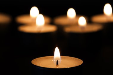 Tealights karanlıkta yanan