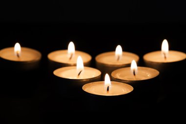 Tealights karanlıkta yanan