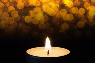 Tealight karanlık bokeh ile yanan