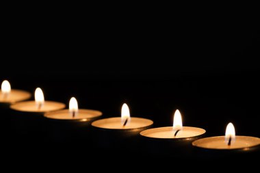 Tealights karanlıkta yanan