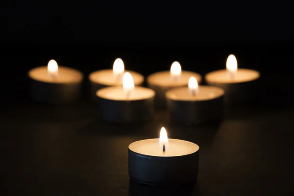 Hořící tealights ve tmě — Stock fotografie