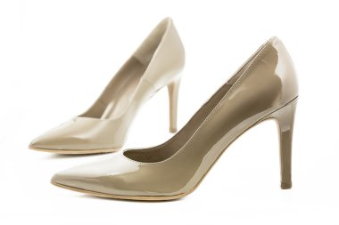 Yüksek topuklu beyaz arka plan üzerinde izole çifti