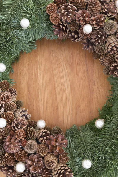 Рождественский венок на деревянной поверхности — стоковое фото