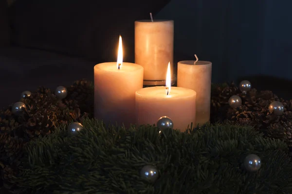 Corona de Adviento con dos velas encendidas —  Fotos de Stock